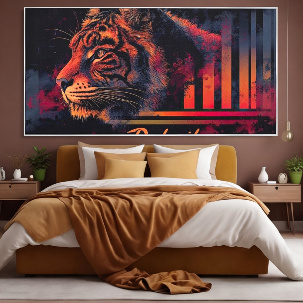 Tablou canvas cu tablou canvas cu profil de tigru neon, in rama de aluminiu argintiu, pe perete intr-un dormitor